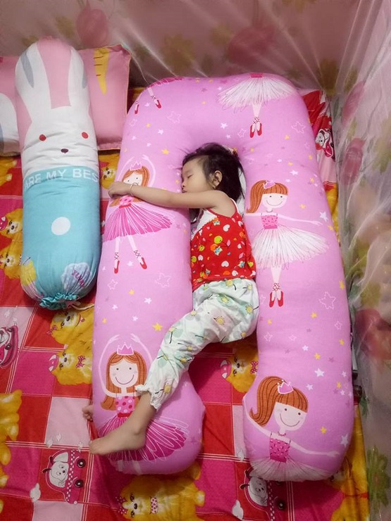 Trẻ em rất thích dùng gối ôm chữ U khi ngủ