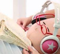 Hàng ngày mẹ bầu đọc sác giúp thai nhi kích thích thính giách