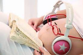 Hàng ngày mẹ bầu đọc sác cho thai nhi nghe giúp kích thích thính giác